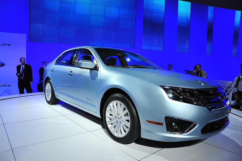 Illustration for article titled 2010 Ford Fusion Pricing Starts Under $19,300, Hybrid At $27,270